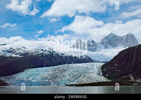 Der Pia-Gletscher (Osten) fließt aus den Darwin Mountains ins Meer. Der Gletscher schmilzt aufgrund des Klimawandels schnell. Stockfoto