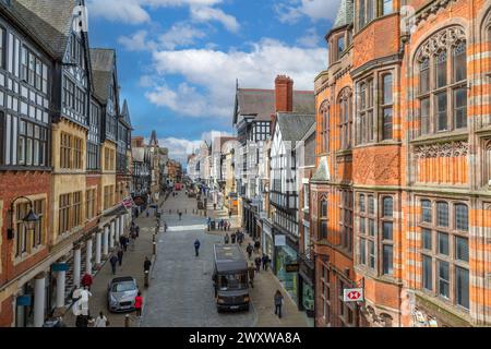 Blick auf die Eastgate Street von der Fußgängerbrücke an der Eastgate Clock, Chester, Cheshire, England, Großbritannien Stockfoto