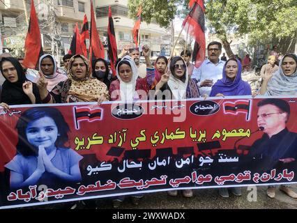 Quetta, 2. April 2024. Aktivisten von Qaumi Awami Tehreek (QAT) halten am Dienstag, den 2. April 2024, im Pressesaal von Hyderabad eine Protestdemonstration für die Rettung des vermissten Mädchens Priya Kumari ab. Stockfoto