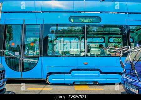 Blaue Straßenbahnen auf dem Ban Josip Jalacic Central Square im Herzen von Zagreb, Kroatien Stockfoto