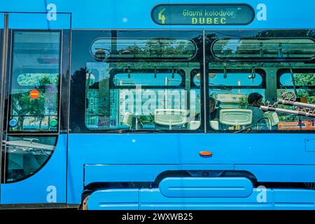 Blaue Straßenbahnen auf dem Ban Josip Jalacic Central Square im Herzen von Zagreb, Kroatien Stockfoto