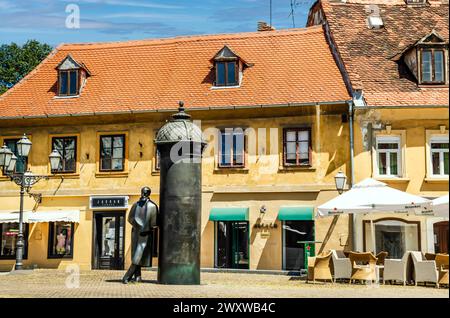 Statue von August Senoa (Schriftsteller) an der Ecke Vlaska Ulica in Zagreb, Kroatien Stockfoto