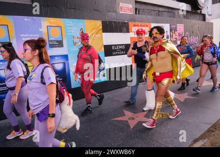 Am Tag vor den Academy Awards (24.03.) als Superhelden auf dem Hollywood Boulevard gekleidet. Hollywood, Los Angeles, Kalifornien, USA Stockfoto