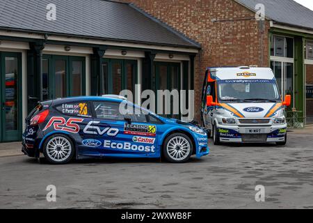 2015 WRC Ford Fiesta R5 & 2001 WRC Ford Transit, ausgestellt auf der Motorsport-Versammlung im Bicester Heritage Centre am 31. März 2024 Stockfoto