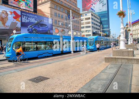 Blaue Straßenbahnen auf dem Ban Josip Jalacic Central Square im Herzen von Zagreb, Kroatien Stockfoto