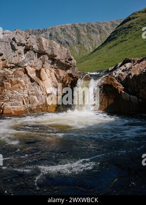 Ein natürlicher Tauchbecken Wasserfall - River Etive, Glen Etive Granitlandschaft in den Highlands von Schottland, Großbritannien - Berglandschaft Stockfoto