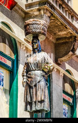 Die Statue von Kumice, ein Symbol einer Verkäuferin, die Lebensmittel für den Dolac Markt in Zagreb, Kroatien, liefert Stockfoto