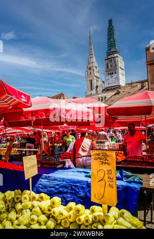 Menschen, die ihre Waren auf dem Dolac Farmer's Market in Zagreb, Kroatien, verkaufen Stockfoto