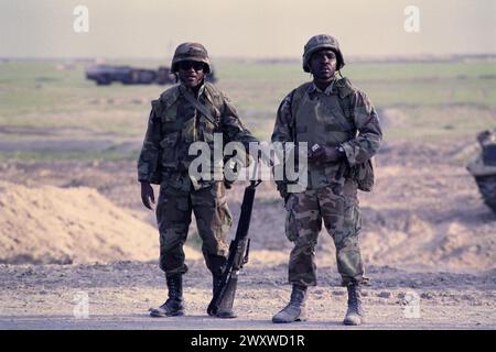 Erster Golfkrieg: 26. März 1991 Soldaten der US-Armee im Wachdienst am letzten amerikanischen Kontrollpunkt, 8 km südlich von Nasiriyah im südlichen Irak. Stockfoto