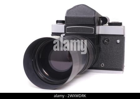 Alte Vintage schwarze Kamera isoliert auf weißem Hintergrund mit Clipping-Pfad. Stockfoto