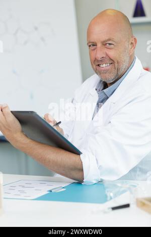 Wissenschaftler mit Tablet-pc im Labor Stockfoto