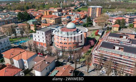 Aus der Vogelperspektive auf die Gemeinde Limbiate, Häuser und Straßen in der Innenstadt. Dächer. Monza und Brianza. 02-04-2024. Italien Stockfoto