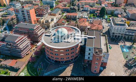 Aus der Vogelperspektive auf die Gemeinde Limbiate, Häuser und Straßen in der Innenstadt. Dächer. Monza und Brianza. 02-04-2024. Italien Stockfoto