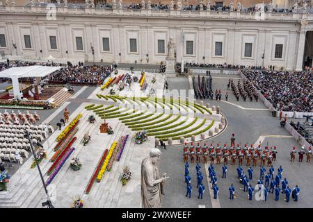 Vatikanstadt, Vatikan. 31. März 2024. Allgemeine Sicht auf St.. Petersplatz während der Ostermesse. Papst Franziskus führt die Ostermesse in St. Petersplatz in Vatikanstadt am 31. März 2024. Christen auf der ganzen Welt feiern die Karwoche, gedenken der Kreuzigung Jesu Christi, die bis zu seiner Auferstehung an Ostern führt. (Credit Image: © Stefano Costantino/SOPA Images via ZUMA Press Wire) NUR REDAKTIONELLE VERWENDUNG! Nicht für kommerzielle ZWECKE! Stockfoto