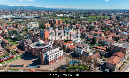 Aus der Vogelperspektive auf die Gemeinde Limbiate, Häuser und Straßen in der Innenstadt. Dächer. Monza und Brianza. 02-04-2024. Italien Stockfoto