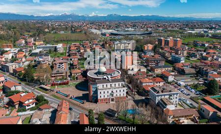 Aus der Vogelperspektive auf die Gemeinde Limbiate, Häuser und Straßen in der Innenstadt. Dächer. Monza und Brianza. 02-04-2024. Italien Stockfoto