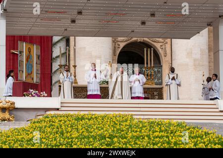 Vatikanstadt, Vatikan. 31. März 2024. Papst Franziskus führt die Ostermesse in St. Petersplatz. Papst Franziskus führt die Ostermesse in St. Petersplatz in Vatikanstadt am 31. März 2024. Christen auf der ganzen Welt feiern die Karwoche, gedenken der Kreuzigung Jesu Christi, die bis zu seiner Auferstehung an Ostern führt. (Foto: Stefano Costantino/SOPA Images/SIPA USA) Credit: SIPA USA/Alamy Live News Stockfoto