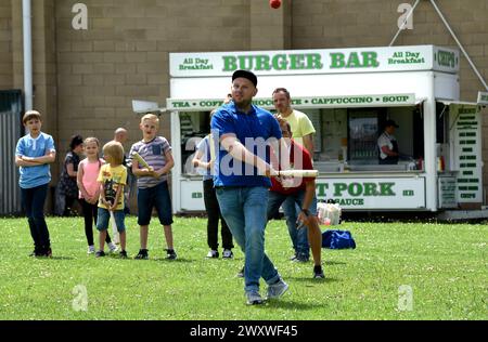 Familien spielen Rounder bei einem Sommerfest in Nechells, Birmingham, West Midlands, Großbritannien Stockfoto