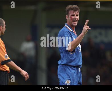 Leicester City gegen Wolverhampton Wanderers in der Filbert Street 1-0 9/95 Steve Walsh mit Blut von Cut Eye nach einem Zusammenstoß mit Steve Bull BILD VON DAVID BAGNALL Stockfoto