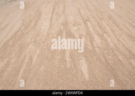 Feiner Flusssand aus Schottergrube und Nahaufnahme als beigefarbener Sand natürlicher Hintergrund Stockfoto