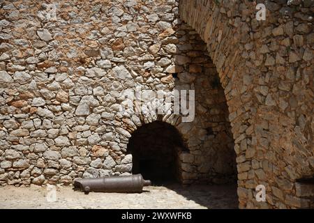 Eine kaputte Bronzekanone aus dem Mittelalter in der Festung von Palamidi, Peloponnes, Griechenland Stockfoto