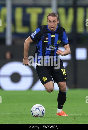 Mailand, Italien. April 2024. Davide Frattesi vom FC Internazionale während des Spiels der Serie A bei Giuseppe Meazza, Mailand. Der Bildnachweis sollte lauten: Jonathan Moscrop/Sportimage Credit: Sportimage Ltd/Alamy Live News Stockfoto