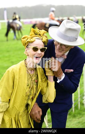 Britt Kanja und Günther Krabbenhöft bei der Großen Saisoneröffnung - Pferderennen auf der Rennbahn Hoppegarten. Berlin, 31.03.2024 Stockfoto