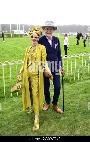 Britt Kanja und Günther Krabbenhöft bei der Großen Saisoneröffnung - Pferderennen auf der Rennbahn Hoppegarten. Berlin, 31.03.2024 Stockfoto