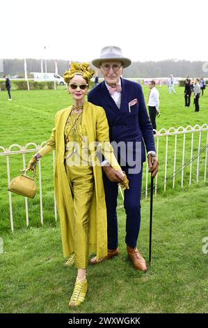 Britt Kanja und Günther Krabbenhöft bei der Großen Saisoneröffnung - Pferderennen auf der Rennbahn Hoppegarten. Berlin, 31.03.2024 Stockfoto