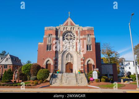 St. Mary's Parish Church im Herbst in der 1 Church Street in der Town Common im historischen Stadtzentrum von Franklin, Massachusetts, MA, USA. Stockfoto