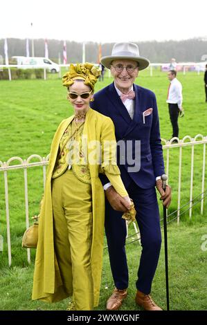 Britt Kanja und Günther Krabbenhöft bei der Großen Saisoneröffnung - Pferderennen auf der Rennbahn Hoppegarten. Berlin, 31.03.2024 Stockfoto