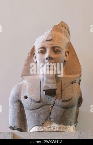 London, UK, The British Museum; 02. April 2024 - Statue of Ramesses II, The Younger Memnon. Aus dem Ramesseum, Theben, Ägypten, 19. Dynastie. Stockfoto