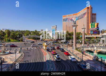 Wunderschöne Aussicht vom venezianischen Hotel mit Blick auf den Las Vegas Strip mit vorbeifahrenden Autos vor der Kulisse des Treasure Island Casino Hotels. Las Stockfoto