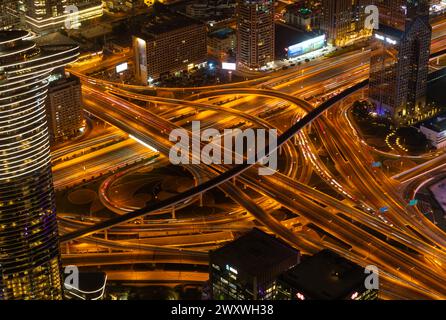 Ein Bild der geschäftigen Kreuzung der Al Safa Street und der Scheich Zayed Road bei Nacht. Stockfoto