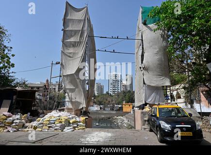 MUMBAI, INDIEN - 2. APRIL: Renovierung von Deepstambh im Banganga Tank, Walkeshwar am 2. April 2024 in Mumbai, Indien. (Foto: Anshuman Poyrekar/Hindustan Times/SIPA USA) Stockfoto