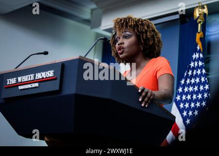 Washington, Usa. April 2024. Pressesekretärin des Weißen Hauses, Karine Jean-Pierre, spricht während des täglichen Pressebriefings am 2. April 2024 im Weißen Haus in Washington. (Foto: Samuel Corum/Pool/ABACAPRESS.COM) Credit: Abaca Press/Alamy Live News Stockfoto