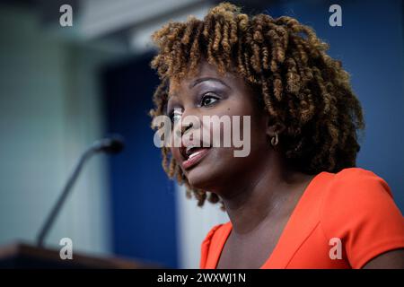 Washington, Usa. April 2024. Pressesekretärin des Weißen Hauses, Karine Jean-Pierre, spricht während des täglichen Pressebriefings am 2. April 2024 im Weißen Haus in Washington. (Foto: Samuel Corum/Pool/ABACAPRESS.COM) Credit: Abaca Press/Alamy Live News Stockfoto