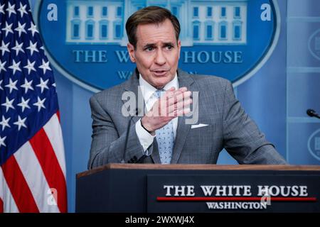 Washington, Usa. April 2024. John Kirby, Berater für nationale Sicherheitskommunikation des Weißen Hauses, spricht während des täglichen Pressebriefings am 2. April 2024 in Washington, DC. (Foto: Samuel Corum/SIPA USA) Credit: SIPA USA/Alamy Live News Stockfoto