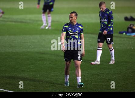 Kane Wilson (Mitte) von Derby County wärmt sich vor dem Auftakt vor dem Spiel der Sky Bet League One in Fratton Park, Portsmouth, auf. Bilddatum: Dienstag, 2. April 2024. Stockfoto