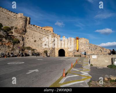 Blick auf den Eingang der mittelalterlichen Burgstadt Monemvasia Stockfoto