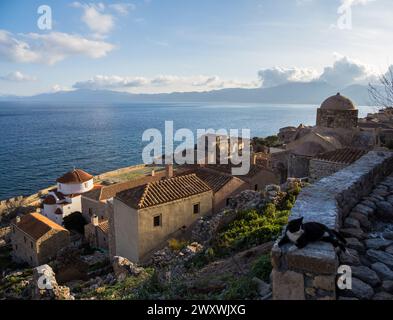 Blick auf die mittelalterliche Burgstadt Monemvasia in der Nähe von Sparta, Griechenland Stockfoto