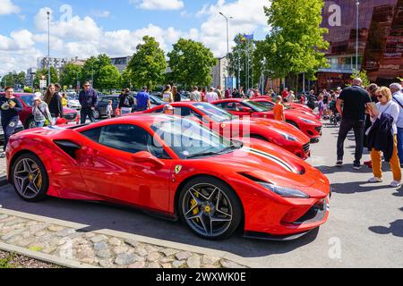 Liepaja, Lettland, 20. Juli 2023: Europäische Ferrari-Autobesitzer-Veranstaltung und öffentliche Automobilausstellung, Ferrari F8 Tributo im Vordergrund Stockfoto