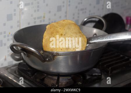 Ein gebratener Puri in einer Pfanne. Sehr beliebtes Street Food in Indien. Berühmtes indisches Essen Stockfoto