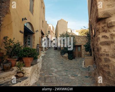 Im Inneren der mittelalterlichen Burgstadt Monemvasia. Die Insel Monemvasia liegt in der Nähe von Sparta, Griechenland Stockfoto