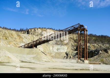 Riesige rostfreie Metallstrukturen für den Transport von Gesteinen in einem Dolomitbergbau, das Brechen von Kies, das Sortieren, das Transportieren von Gesteinen, den Hintergrund des blauen Himmels Stockfoto