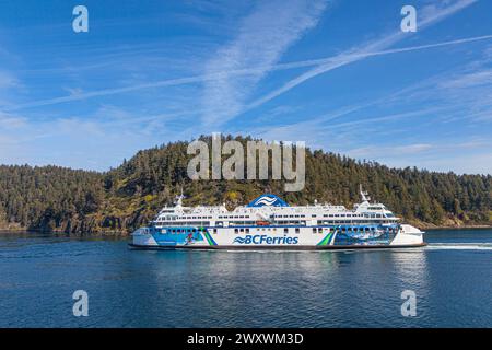 Fahren Sie die MV Coastal Renaissance im Active Pass durch die British Columbia Gulf Islands in Kanada Stockfoto