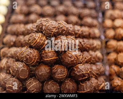 Verschiedene handgemachte Pralinen-Schokolade. Dessertkonzept für süße Speisen Stockfoto