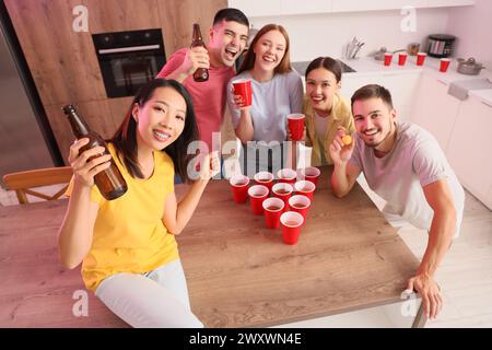 Gruppe junger Freunde, die Bier-Pong auf einer Party spielen Stockfoto