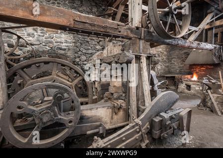 Historische Maschinen in einer Schmiedewerkstatt. Stockfoto