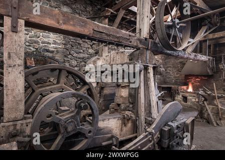 Historische Maschinen in einer Schmiedewerkstatt. Stockfoto